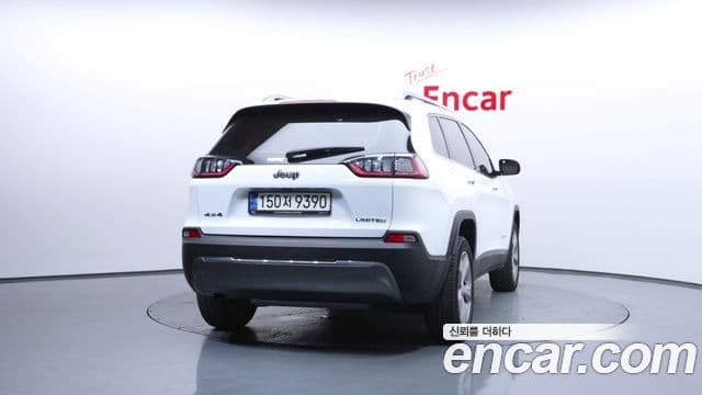 Jeep Cherokee 2021 — ფოტო 16/20