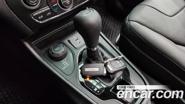 Jeep Cherokee 2021 — ფოტო 17/20