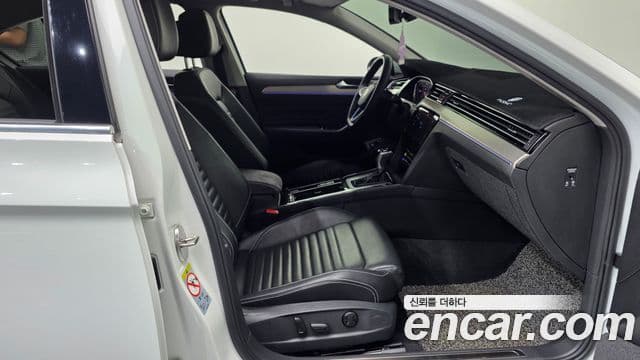 Volkswagen Passat GT 2021 — Şəkil 11/20