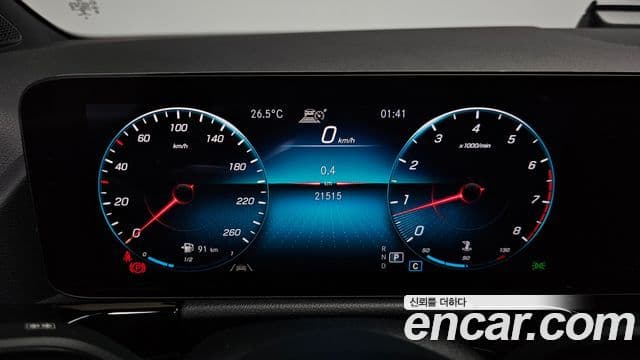 Mercedes-Benz GLA-Class 2020 — Şəkil 8/20