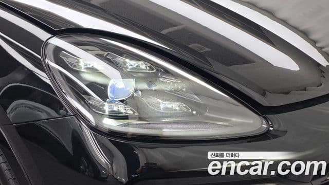 Porsche Cayenne 2023 — Photo 32/33