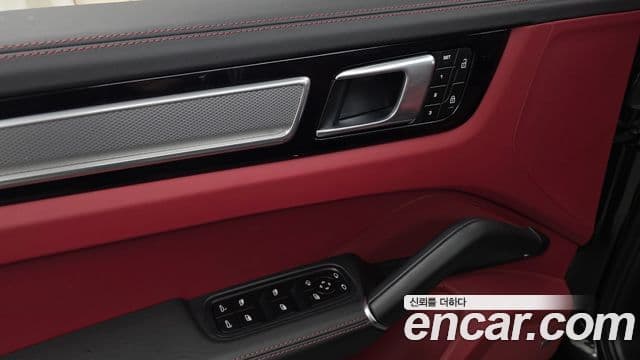 Porsche Cayenne 2023 — Photo 28/33