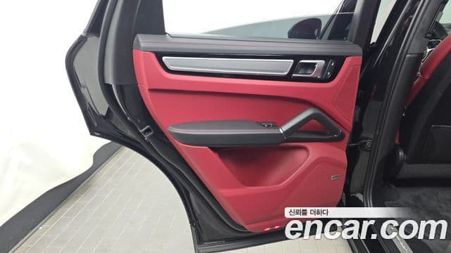 Porsche Cayenne 2023 — Photo 15/33