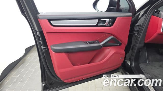 Porsche Cayenne 2023 — Photo 9/33