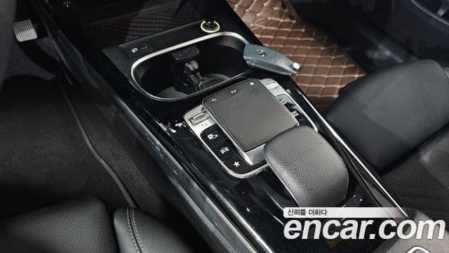 Mercedes-Benz A-Class 2020 — ფოტო 19/20