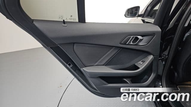 BMW 1 Series 2023 — Photo 32/33