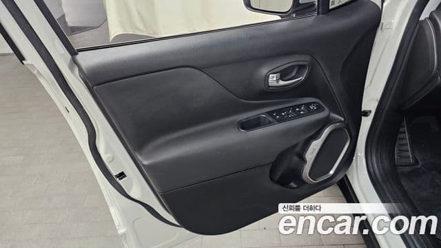 Jeep Renegade 2022 — Photo 29/31
