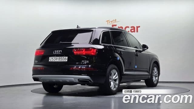 Audi Q7 2019 — Фото 1/20