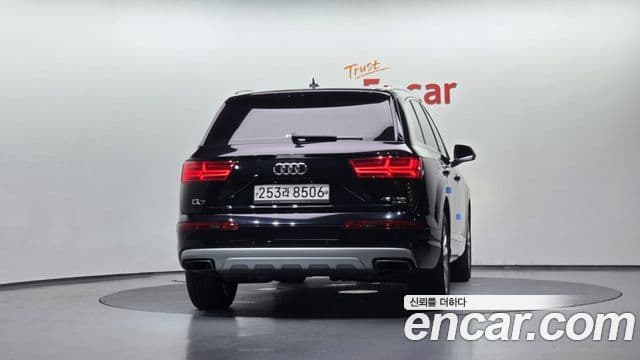 Audi Q7 2019 — Фото 3/20