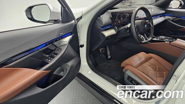 BMW 5 Series 2025 — ფოტო 8/20