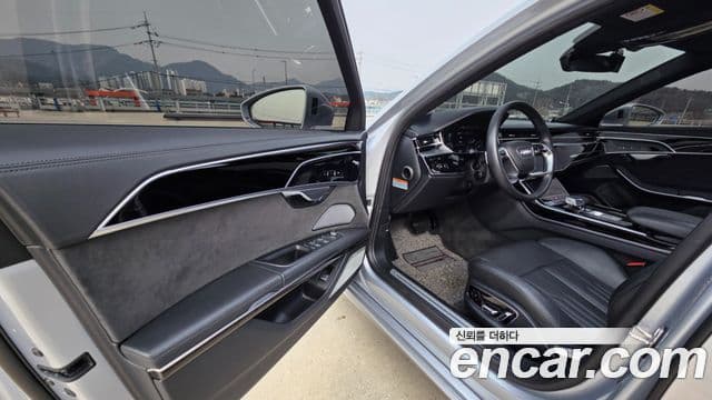 Audi A8 2020 — ფოტო 15/20