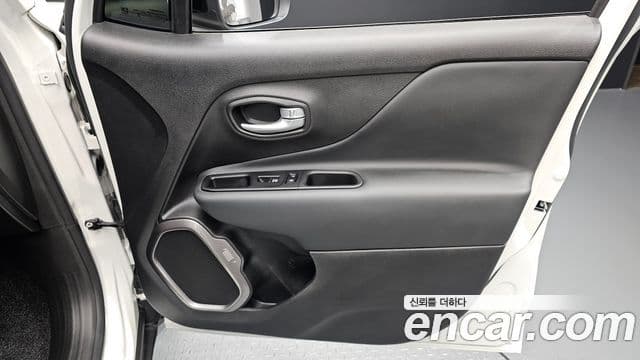 Jeep Renegade 2023 — Photo 2/31