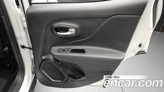 Jeep Renegade 2023 — Photo 24/31