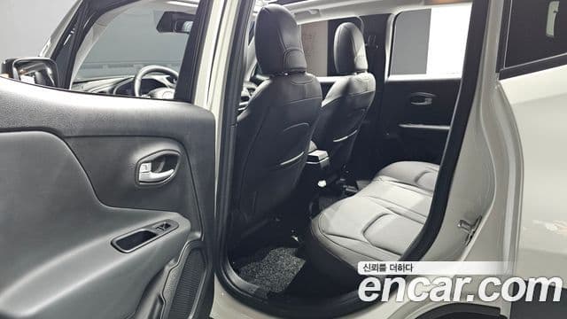 Jeep Renegade 2023 — Photo 4/31