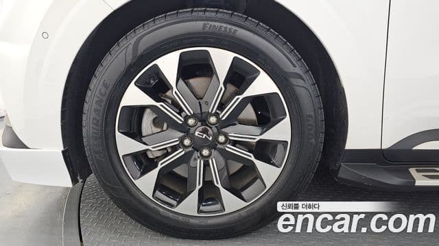 Kia Carnival 2022 — ფოტო 4/20