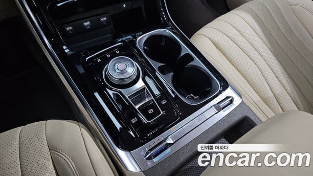 Kia Carnival 2022 — ფოტო 8/20