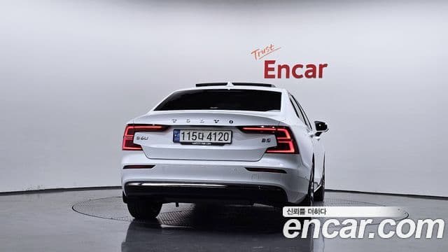 Volvo S60 2023 — ფოტო 4/20