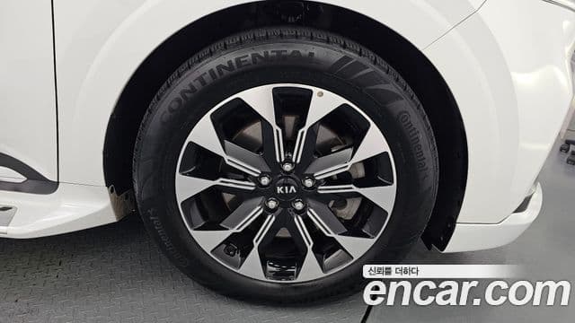 Kia Carnival 2021 — ფოტო 5/20