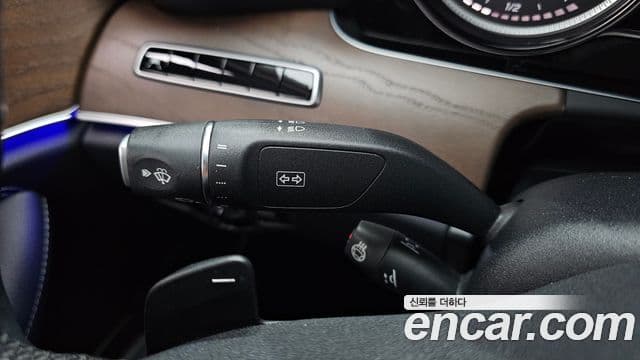 Mercedes-Benz E-Class 2019 — ფოტო 19/20