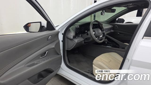 Hyundai The New Avante Hybrid 2022 — Photo 13/30
