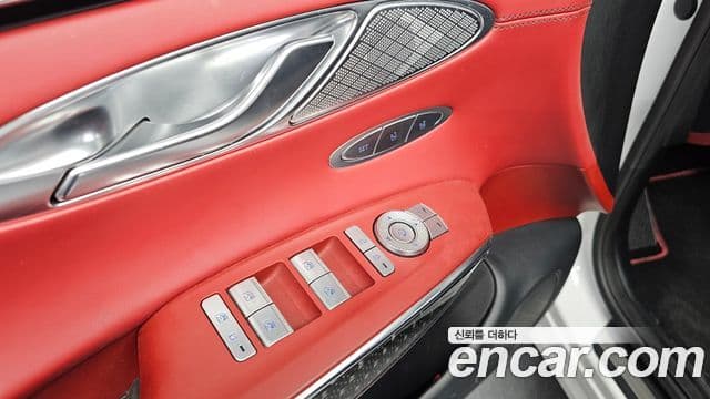 Genesis GV70 2022 — ფოტო 17/20