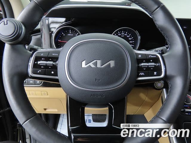 Kia Carnival 2023 — ფოტო 14/20
