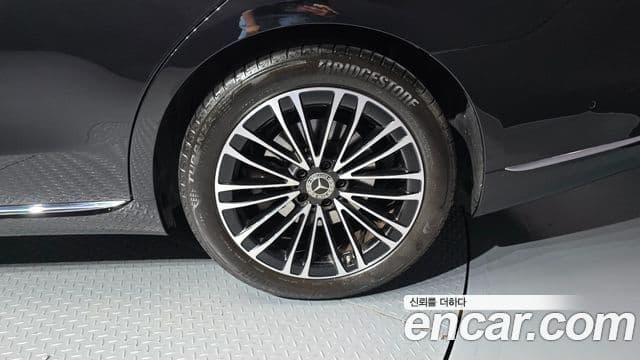 Mercedes-Benz S-Class 2024 — Photo 3/33