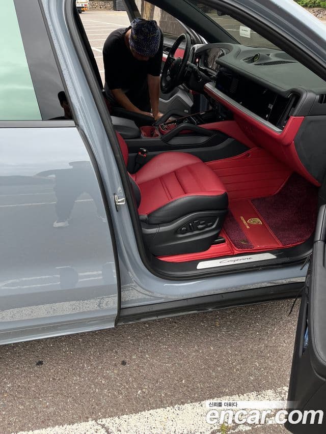 Porsche Cayenne 2024 — ფოტო 8/19