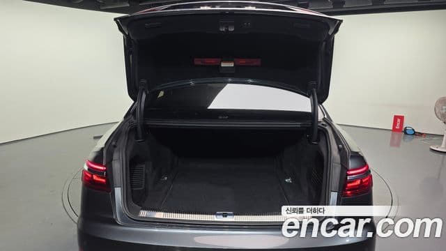 Audi A8 2021 — Photo 8/20