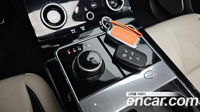 Land Rover Range Rover Velar 2018 — ფოტო 8/20