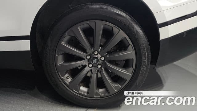 Land Rover Range Rover Velar 2018 — ფოტო 22/33