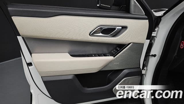 Land Rover Range Rover Velar 2018 — ფოტო 13/33