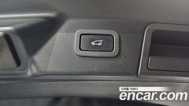 Land Rover Range Rover Velar 2018 — ფოტო 26/33