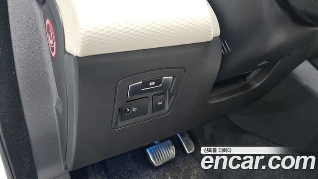 Land Rover Range Rover Velar 2018 — ფოტო 12/33