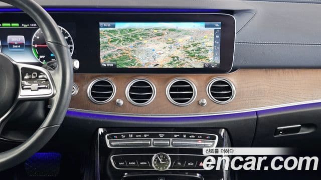 Mercedes-Benz E-Class 2019 — ფოტო 14/20