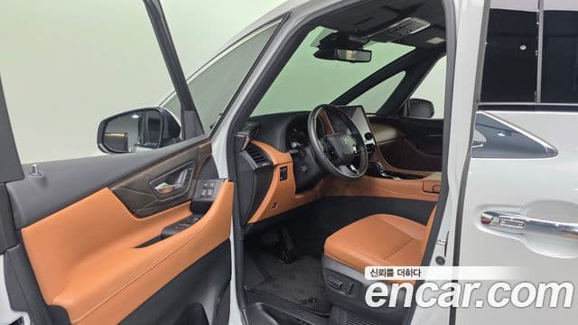 Toyota Alphard 2025 — Photo 12/32