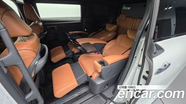 Toyota Alphard 2025 — Photo 21/32