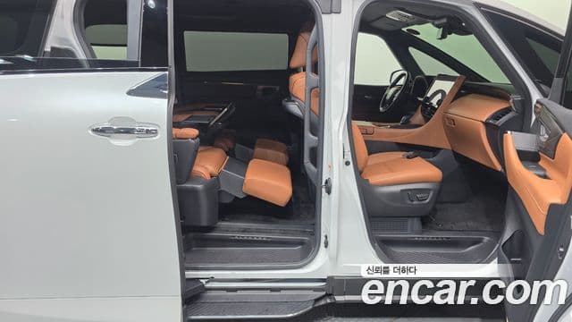 Toyota Alphard 2025 — Photo 31/32