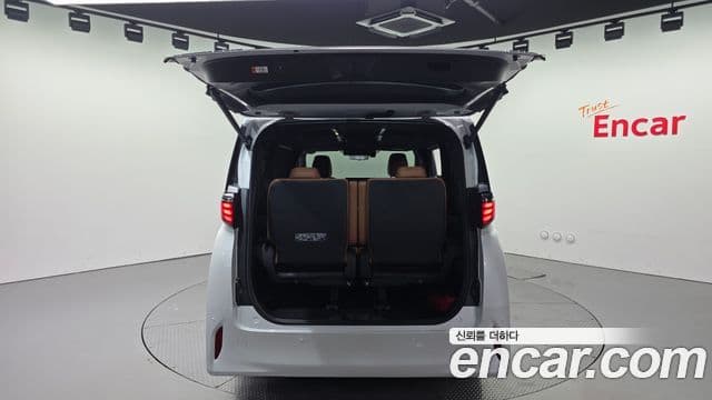 Toyota Alphard 2025 — Photo 17/32