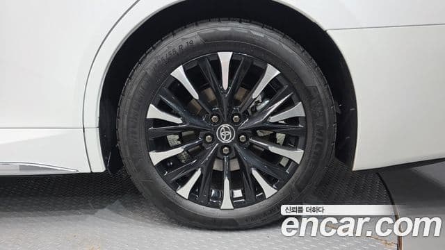 Toyota Alphard 2025 — Photo 26/32