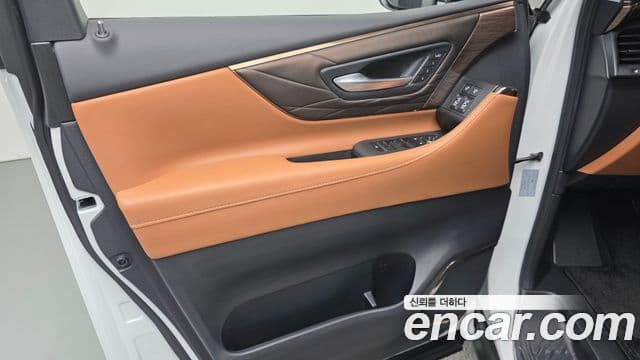 Toyota Alphard 2025 — Photo 24/32