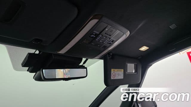 Toyota Alphard 2025 — Photo 22/32