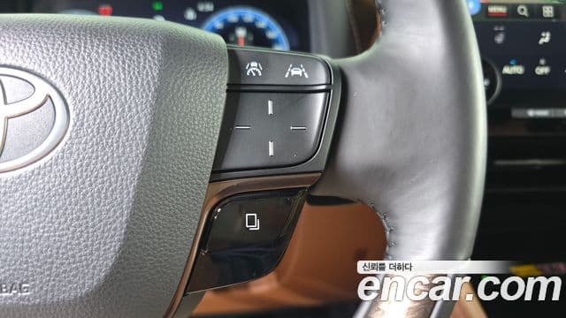 Toyota Alphard 2025 — Photo 16/32