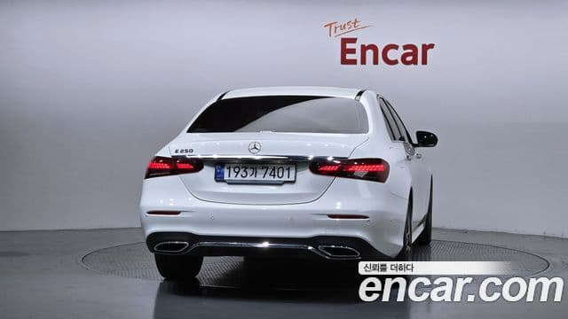 Mercedes-Benz E-Class 2023 — ფოტო 4/20