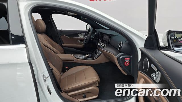Mercedes-Benz E-Class 2023 — ფოტო 11/20