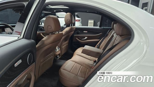 Mercedes-Benz E-Class 2023 — ფოტო 12/20
