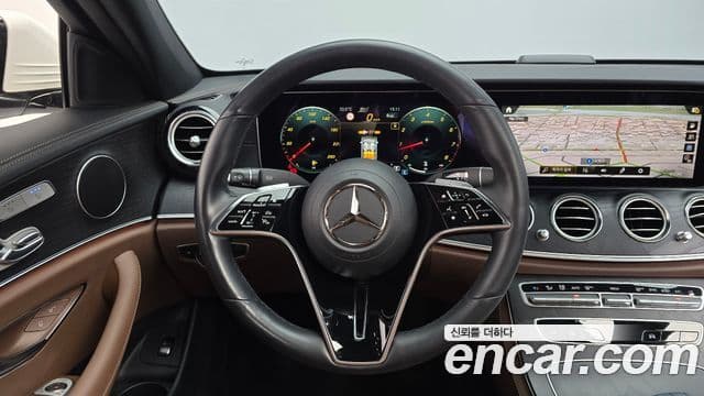 Mercedes-Benz E-Class 2023 — ფოტო 13/20