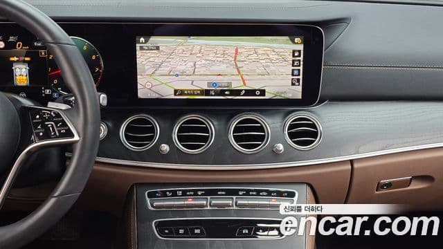 Mercedes-Benz E-Class 2023 — ფოტო 18/20