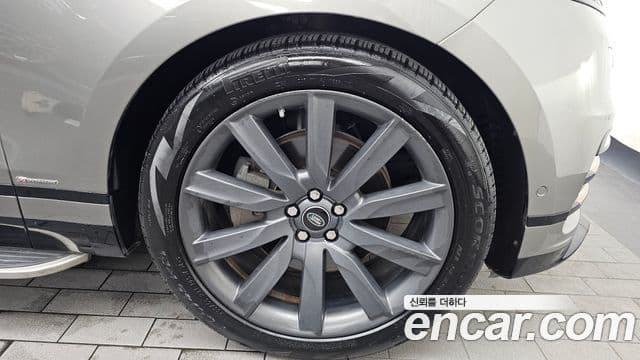 Land Rover Range Rover Velar 2018 — Photo 19/34