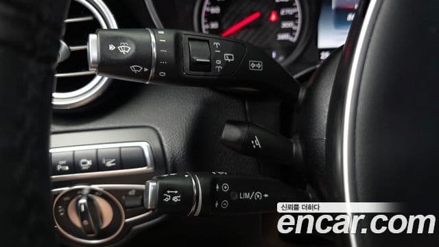 Mercedes-Benz GLC-Class 2018 — Photo 27/32